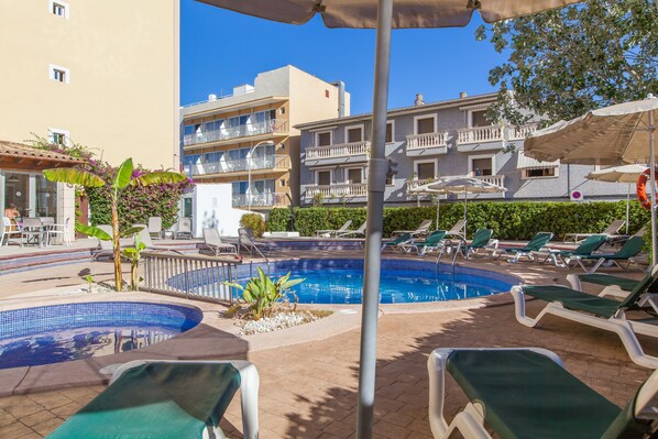 3 outdoor pools, open 10:00 AM to 6:00 PM, pool umbrellas, pool loungers