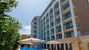 3 Außenpools, geöffnet von 10:00 Uhr bis 18:00 Uhr, Sonnenschirme