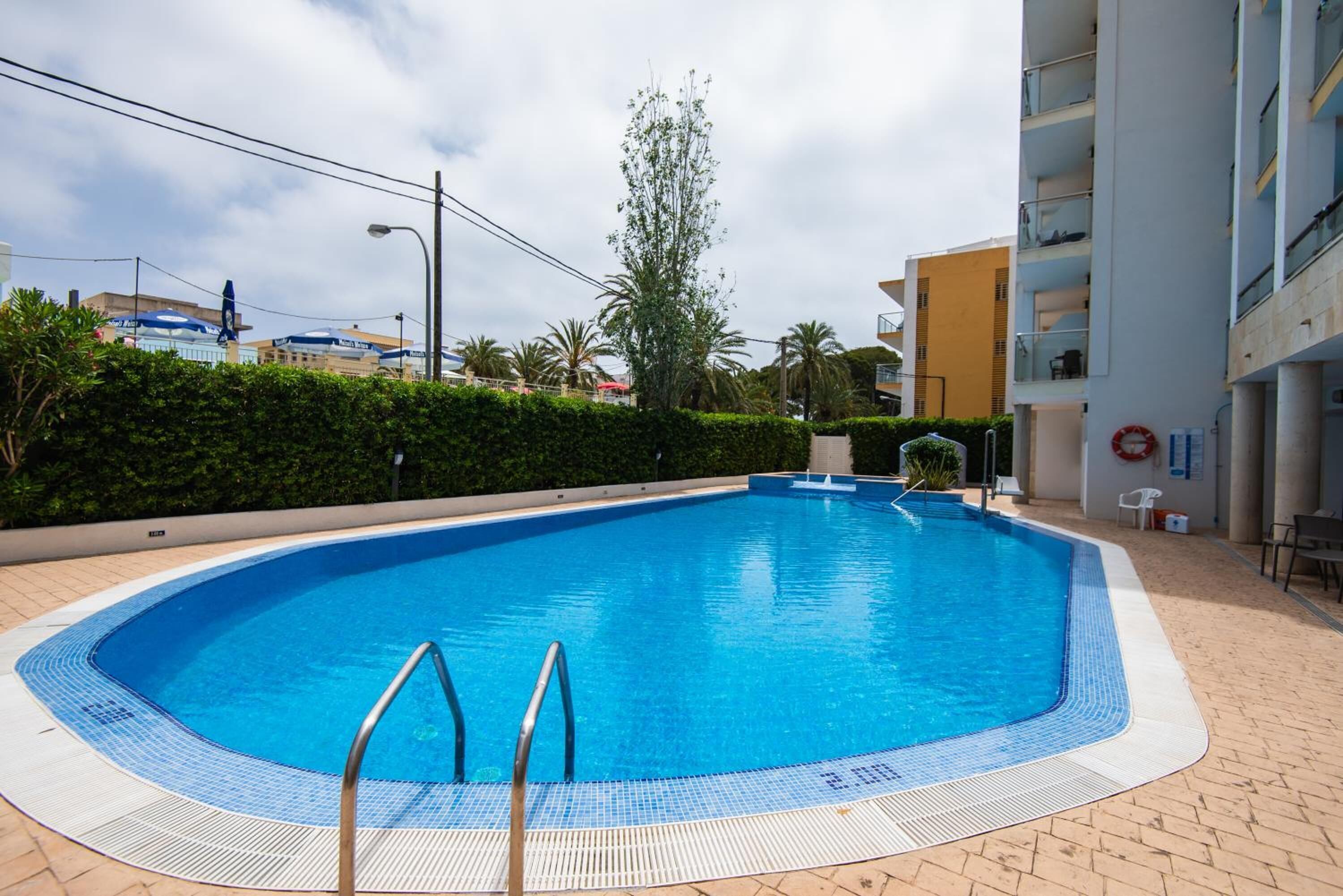 3 outdoor pools, open 10:00 AM to 6:00 PM, pool umbrellas, pool loungers