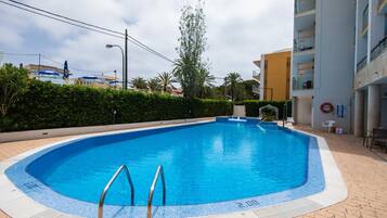 3 outdoor pools, open 10:00 AM to 6:00 PM, pool umbrellas, pool loungers