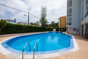 3 outdoor pools, open 10:00 AM to 6:00 PM, pool umbrellas, pool loungers