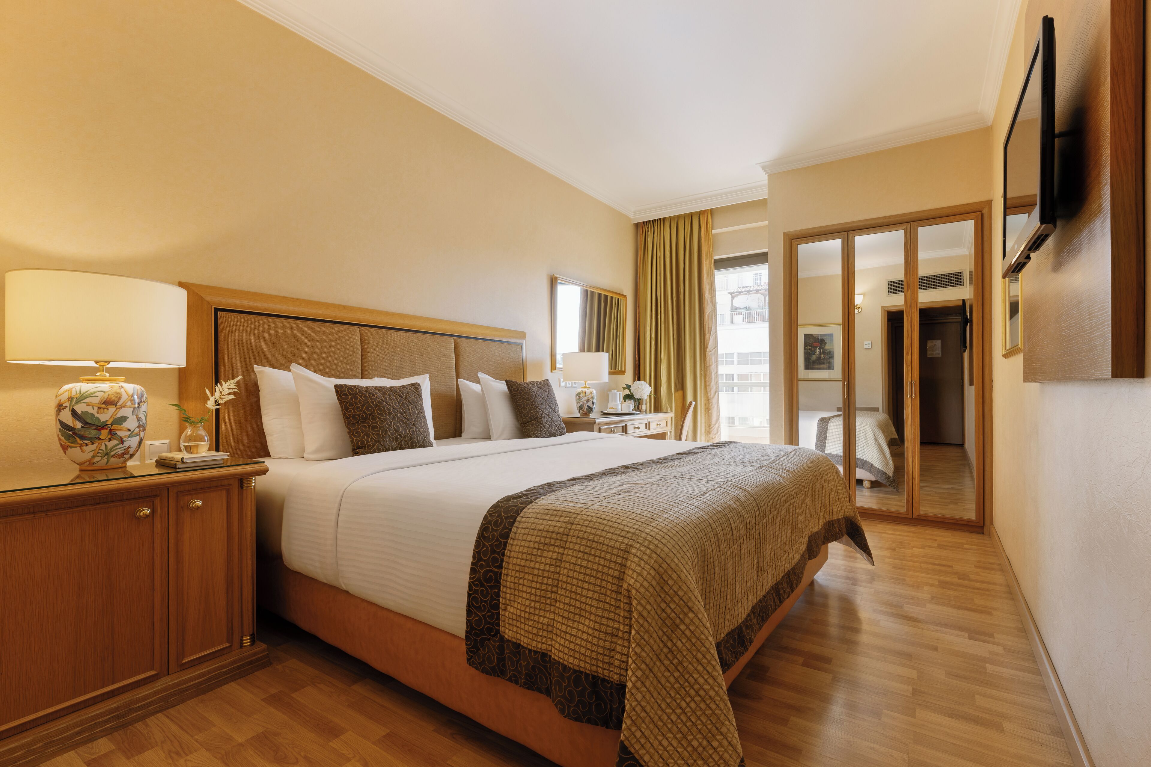 Hypo-allergenic bedding, minibar, in-room safe, desk