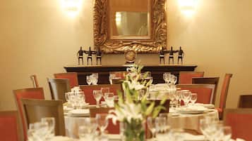 Desayuno buffet diario (EUR 25 por persona)