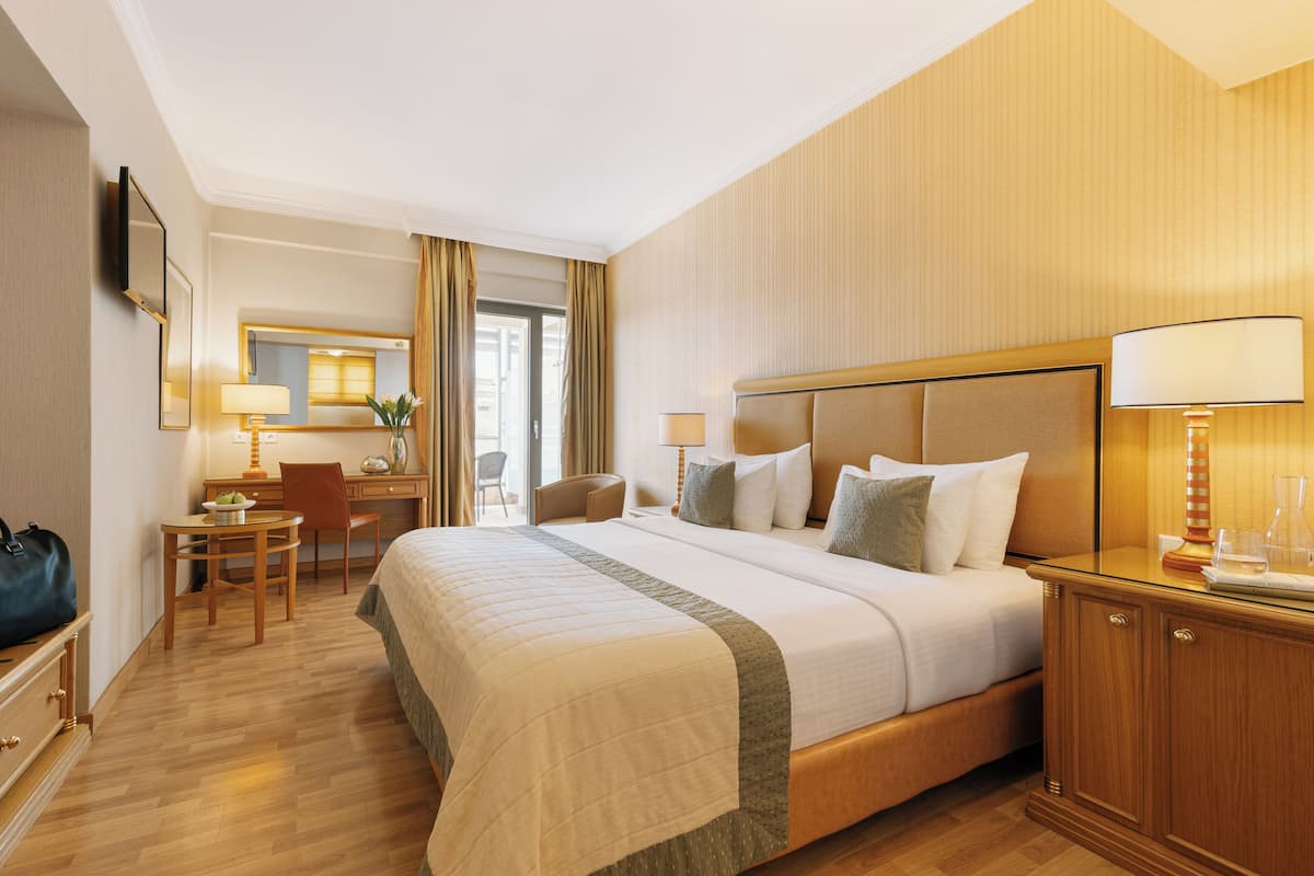 Executive Room | Hypo-allergenic bedding, minibar, in-room safe, desk