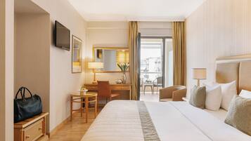 Executive Room | Hypo-allergenic bedding, minibar, in-room safe, desk