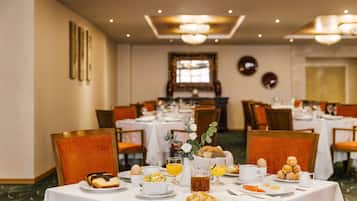 TĂ€gliches FrĂŒhstĂŒcksbuffet (25 EUR pro Person)