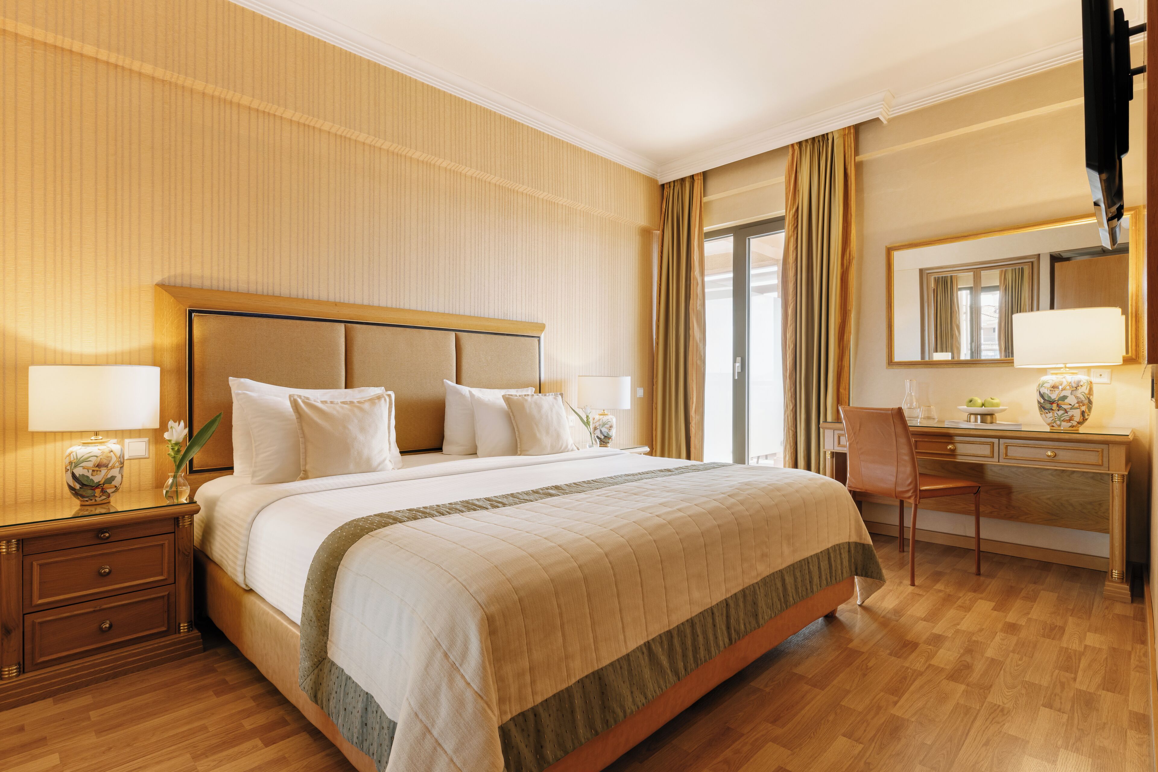 Superior Suite | Hypo-allergenic bedding, minibar, in-room safe, desk