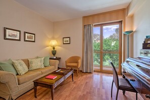 Suite – superior | Oppholdsområde | En 32-tommers LCD-TV med kabel-kanaler samt TV