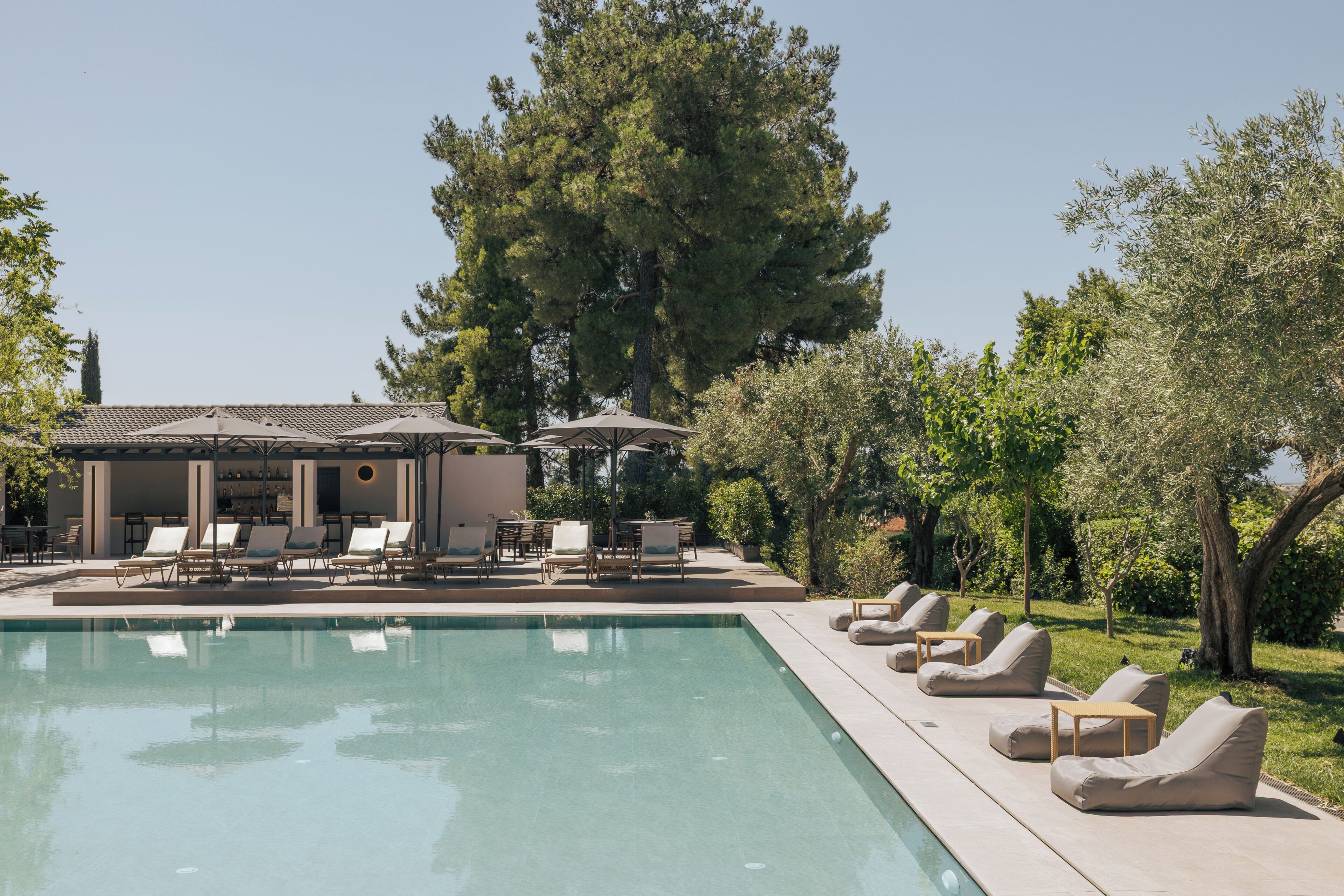 Una piscina cubierta, una piscina al aire libre de temporada, sombrillas
