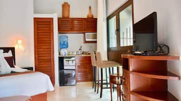 Suite, balcón (Ocean Front Studio) | Cocineta privada | Refrigerador, microondas, parrilla de estufa y cafetera de espresso
