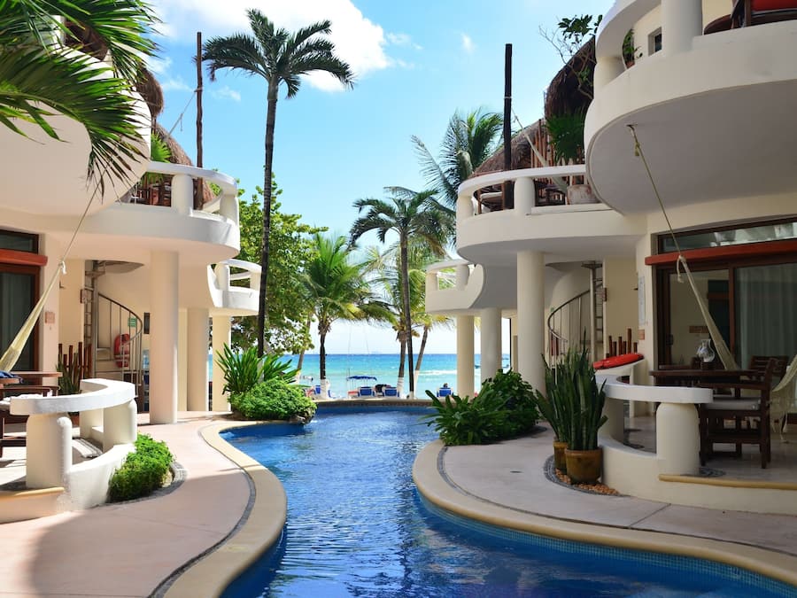 Piscina externa, guarda-sóis, espreguiçadeiras