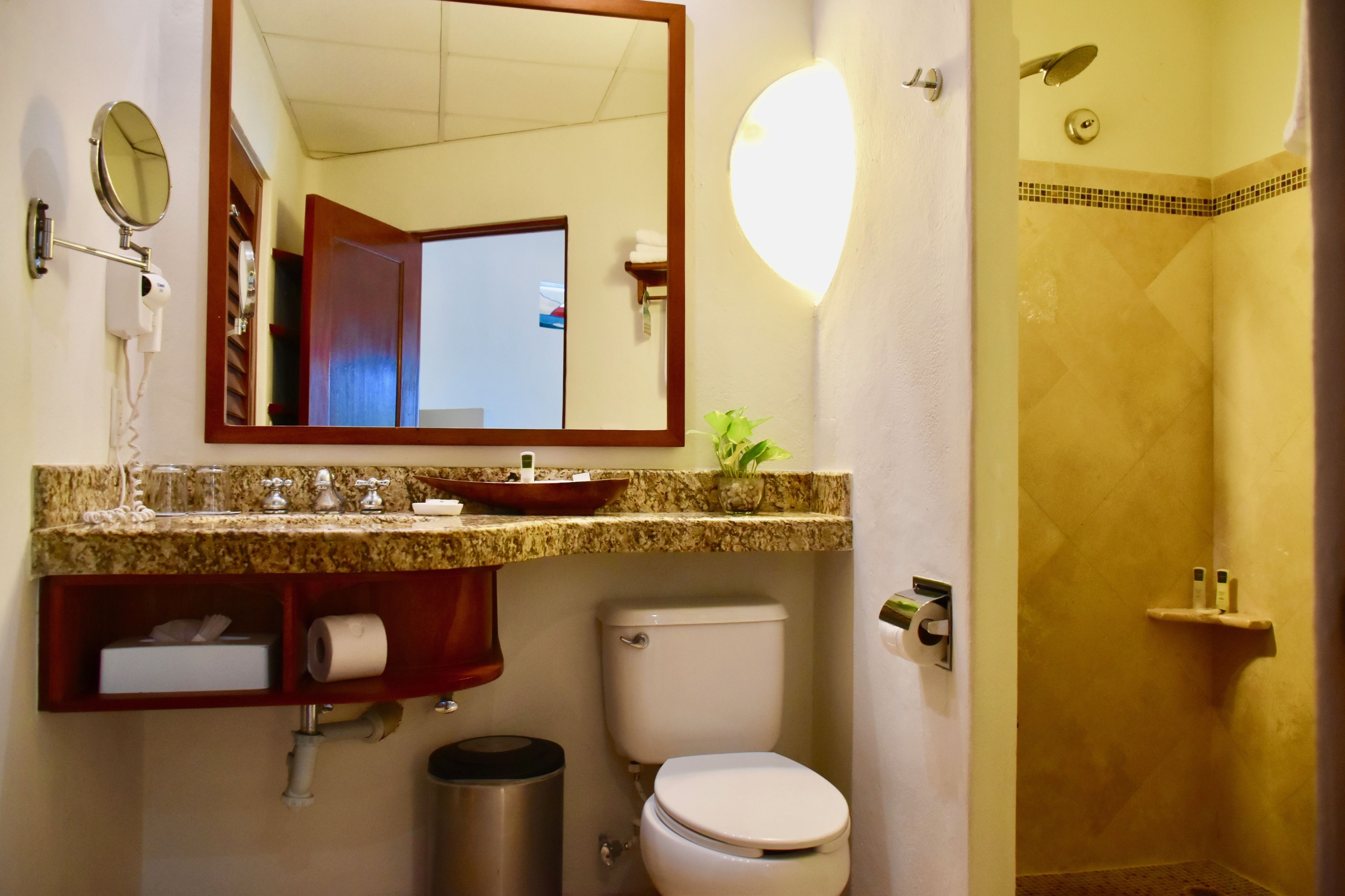 Een badkamer met wastafel, toilet en douche.