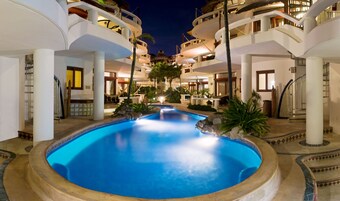 Udendørs pool, parasoller, liggestole