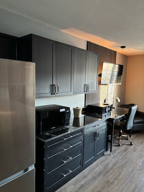 Doppelzimmer, 2 Queen-Betten | Wohnbereich | 27-Zoll-Flachbildfernseher mit Kabelempfang, Pay-TV