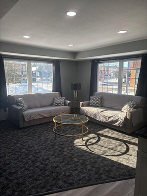 Suite Luxe | Coin séjour | Télévision à écran plat de 27 pouces avec chaînes par câble