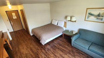 Room, 1 Queen Bed with Sofa bed | Laptop workspace, iron/ironing board, cribs/infant beds, rollaway beds