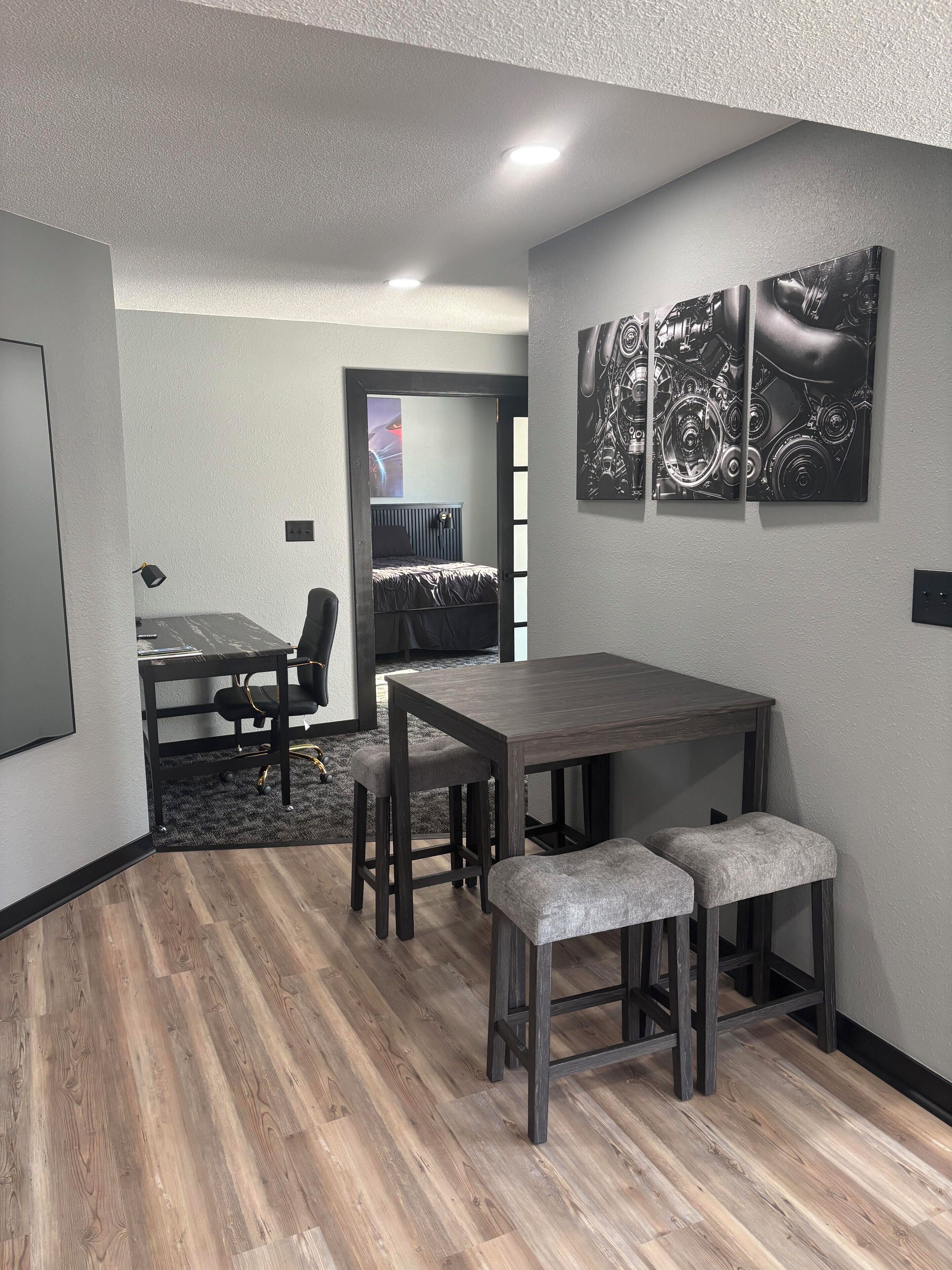 럭셔리 스위트 | 거실 공간 | 케이블 채널 시청이 가능한 27인치 평면 TV, 유료 영화