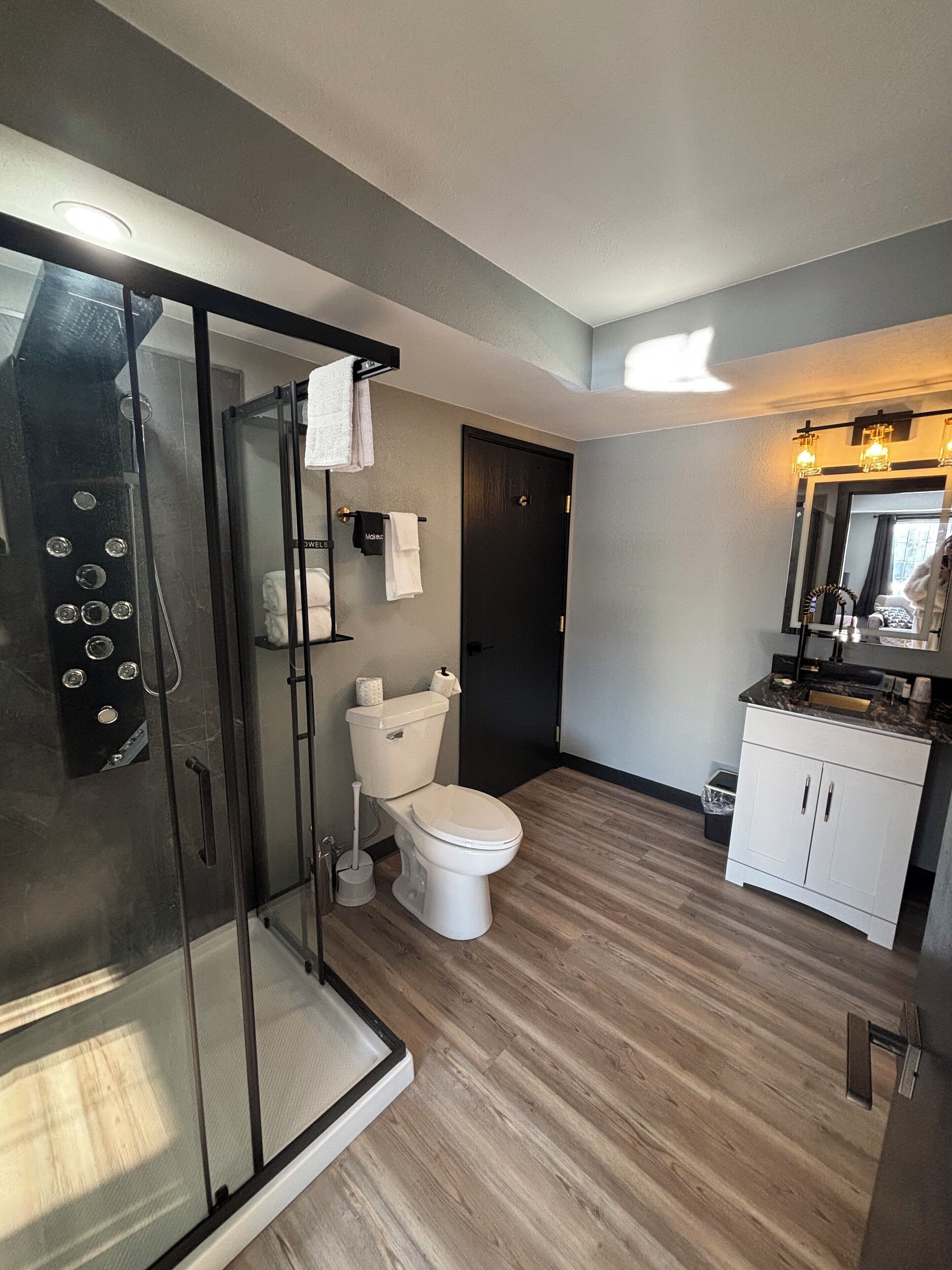 Luxury Suite | Bathroom | Combined shower/tub, free toiletries, hair dryer, towels