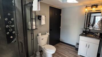 Luksussuite | Bad | Kombinert dusj/badekar, toalettartikler (inkludert) og hårføner