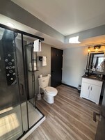 Suite de lujo | Baño | Ducha y bañera combinadas y artículos de higiene personal gratuitos