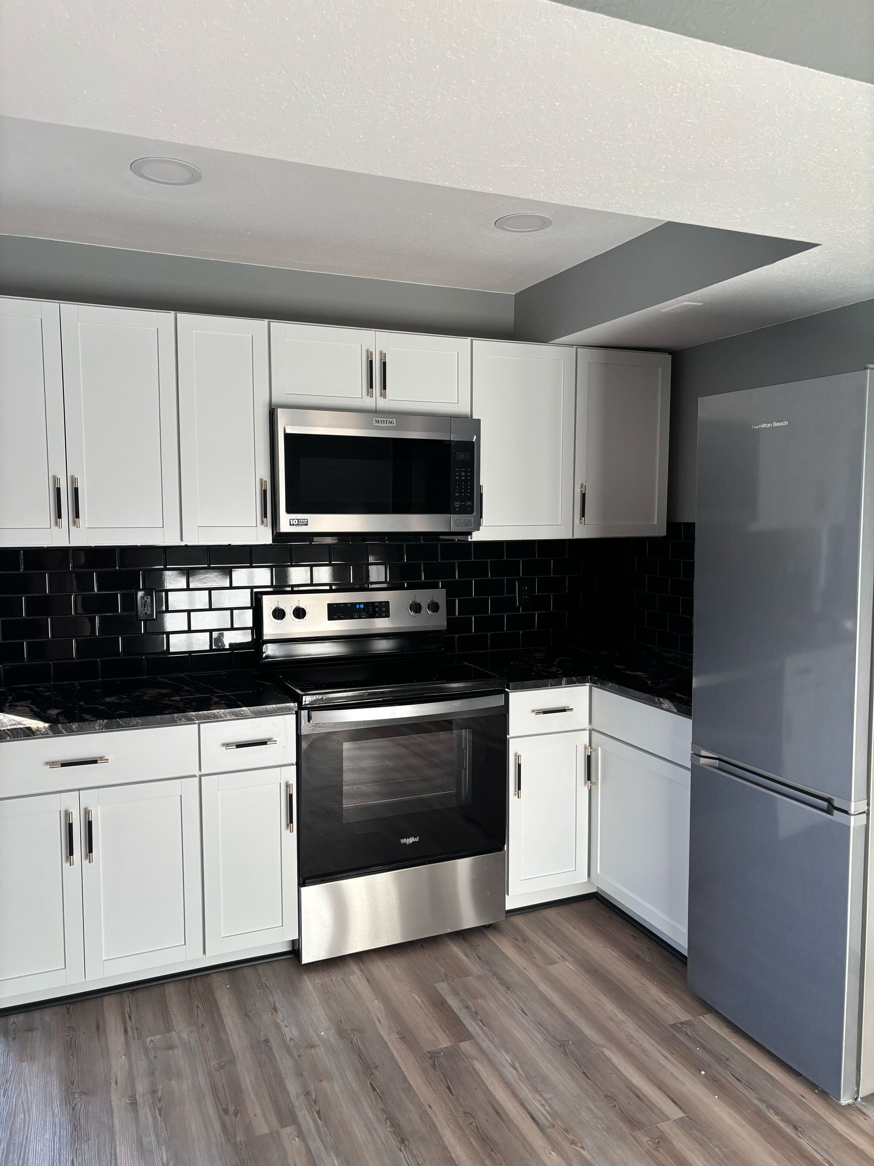 Double Room, 2 Queen Beds | Living area | 27-inch flat-screen TV with cable channels, pay films