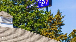 Een pergola met een bord voor 'Inn & Suites' op de achtergrond.