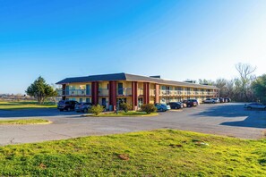 Exterior - Castle Inn & Suites By OYO Chickasha (Chickasha)