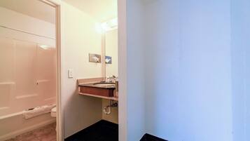 Un baño con bañera, inodoro y lavabo.