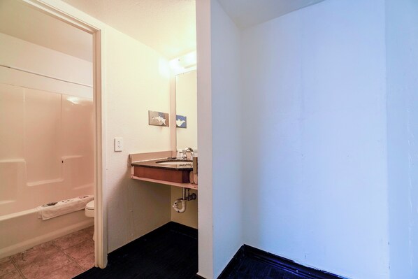 Un baño con bañera, inodoro y lavabo.