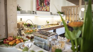 Ein reichhaltiges Buffet mit verschiedenen Speisen und einem Toaster.