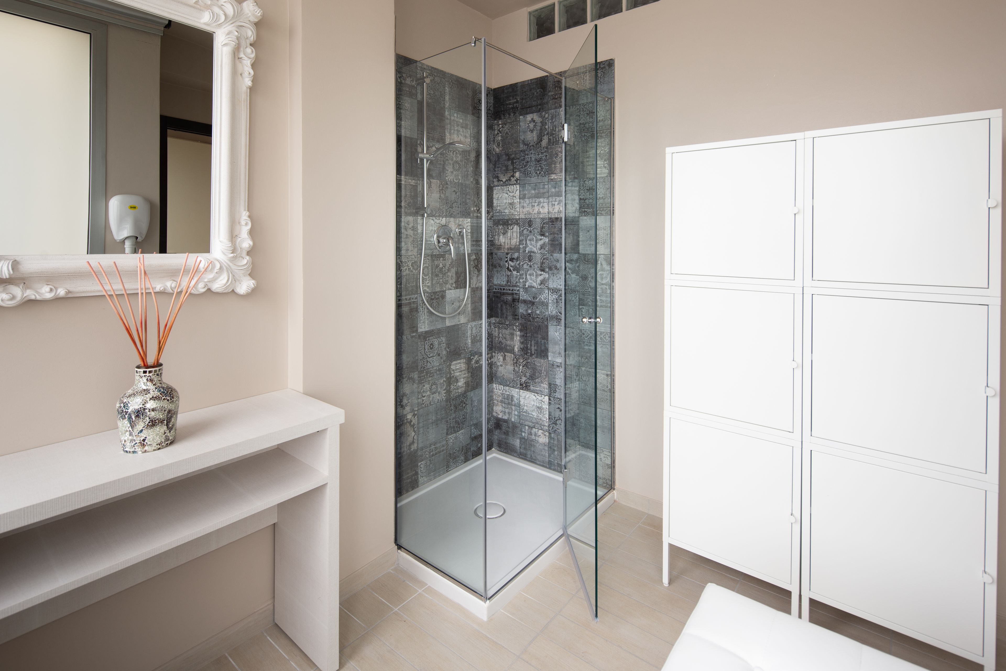 sauna, hot tub, steam room, turkish bath/hammam, body treatments