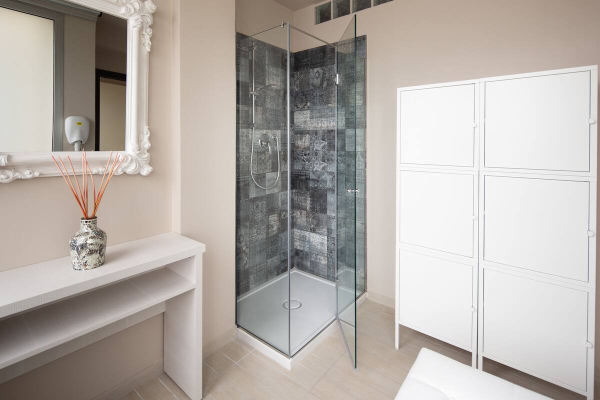 sauna, hot tub, steam room, turkish bath/hammam, body treatments