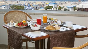 A breakfast table with a view of the beach and ocean. - Hotel Ascot & Spa (Rimini)