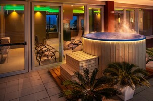 Sauna, hot tub, steam room, Turkish bath, body treatments, aromatherapy