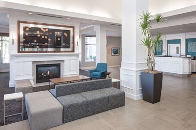 图森机场希尔顿花园酒店