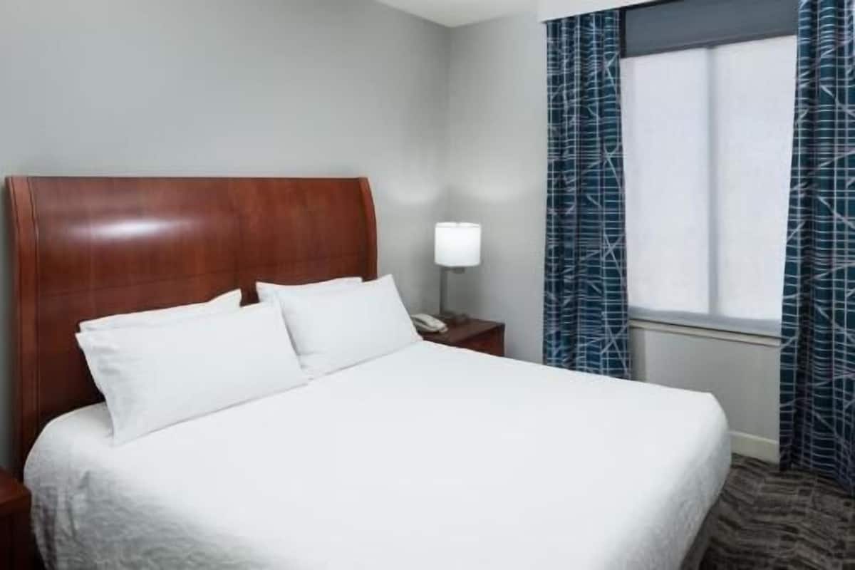 Ropa de cama de alta calidad y escritorio