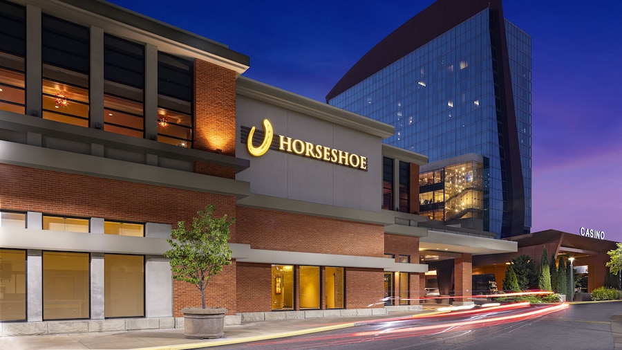 HoteLumiere at the Arch - A Caesars Rewards Destination