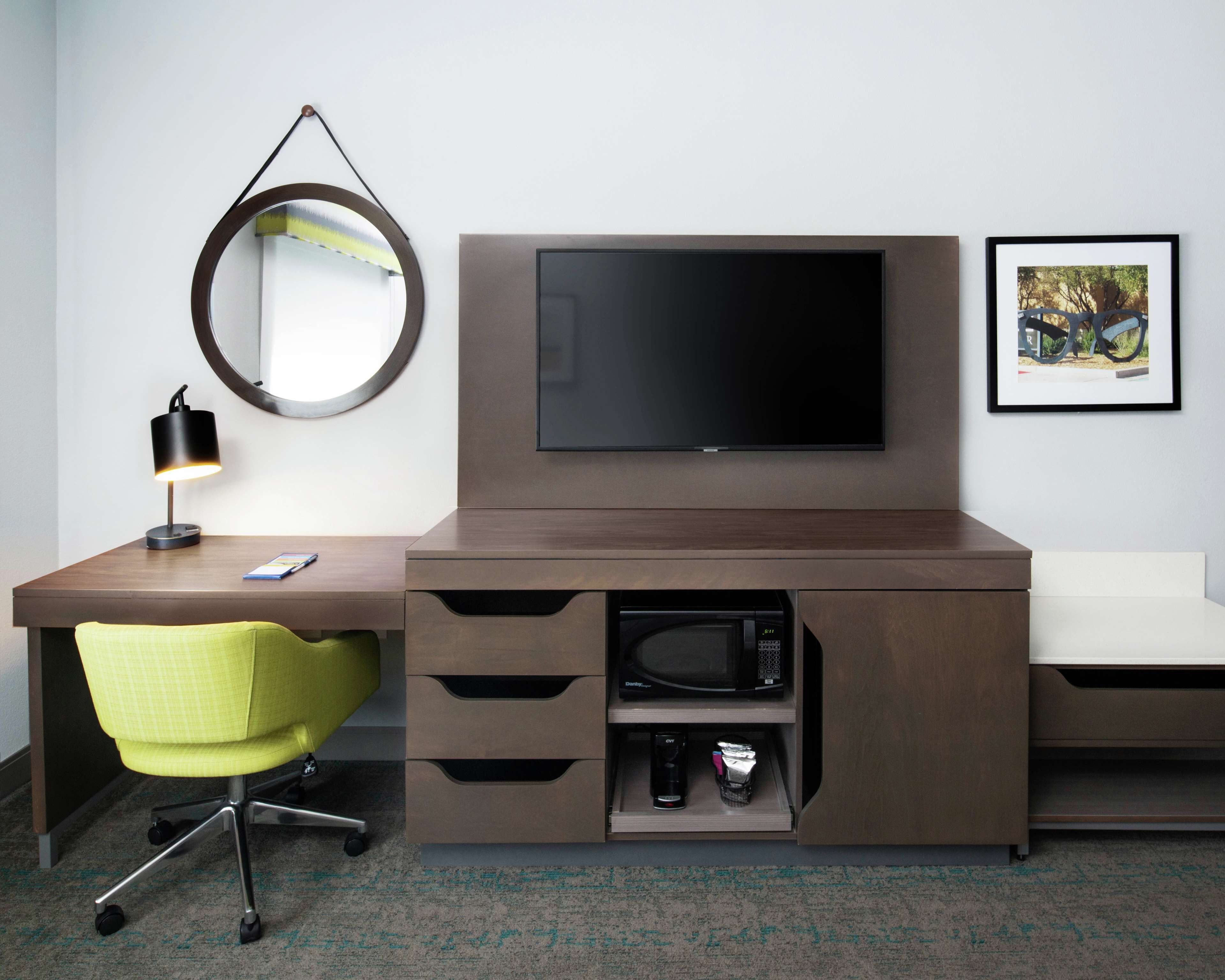 premium bedding, pillow-top beds, in-room safe, desk