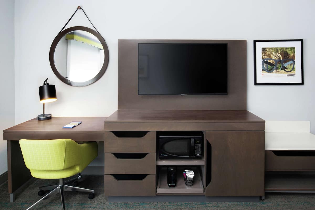 premium bedding, pillow-top beds, in-room safe, desk