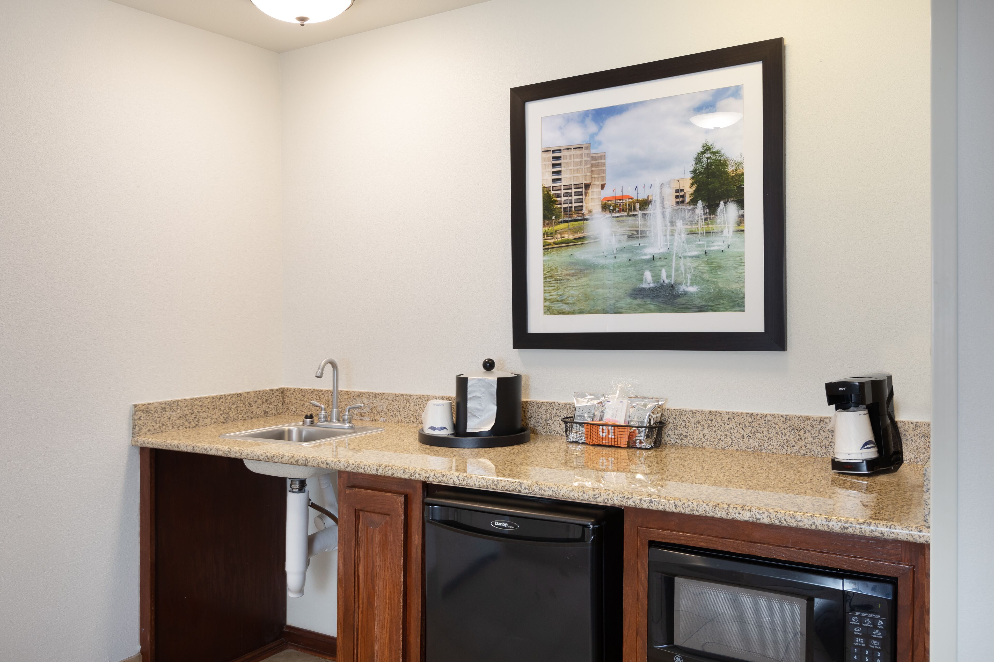 fridge, coffee/tea maker