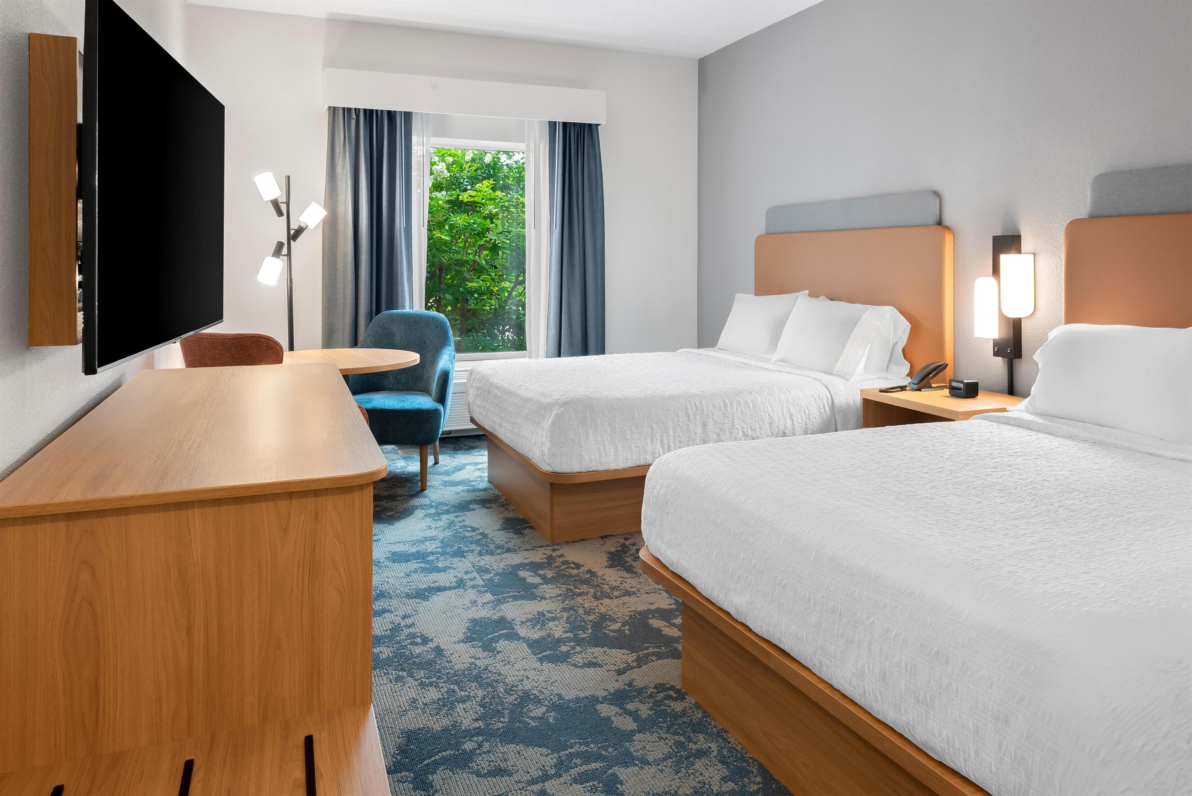 Rom, 2 queensize-senger, ikke-røyk | Skrivebord, skrivebord for bærbar PC og blendingsgardiner