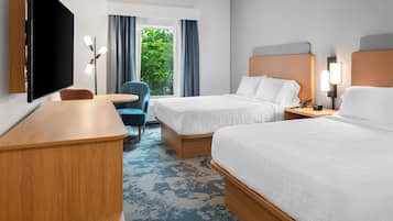 Camera, 2 letti queen, non fumatori | Una scrivania, postazione laptop, tende oscuranti, ferro/asse da stiro