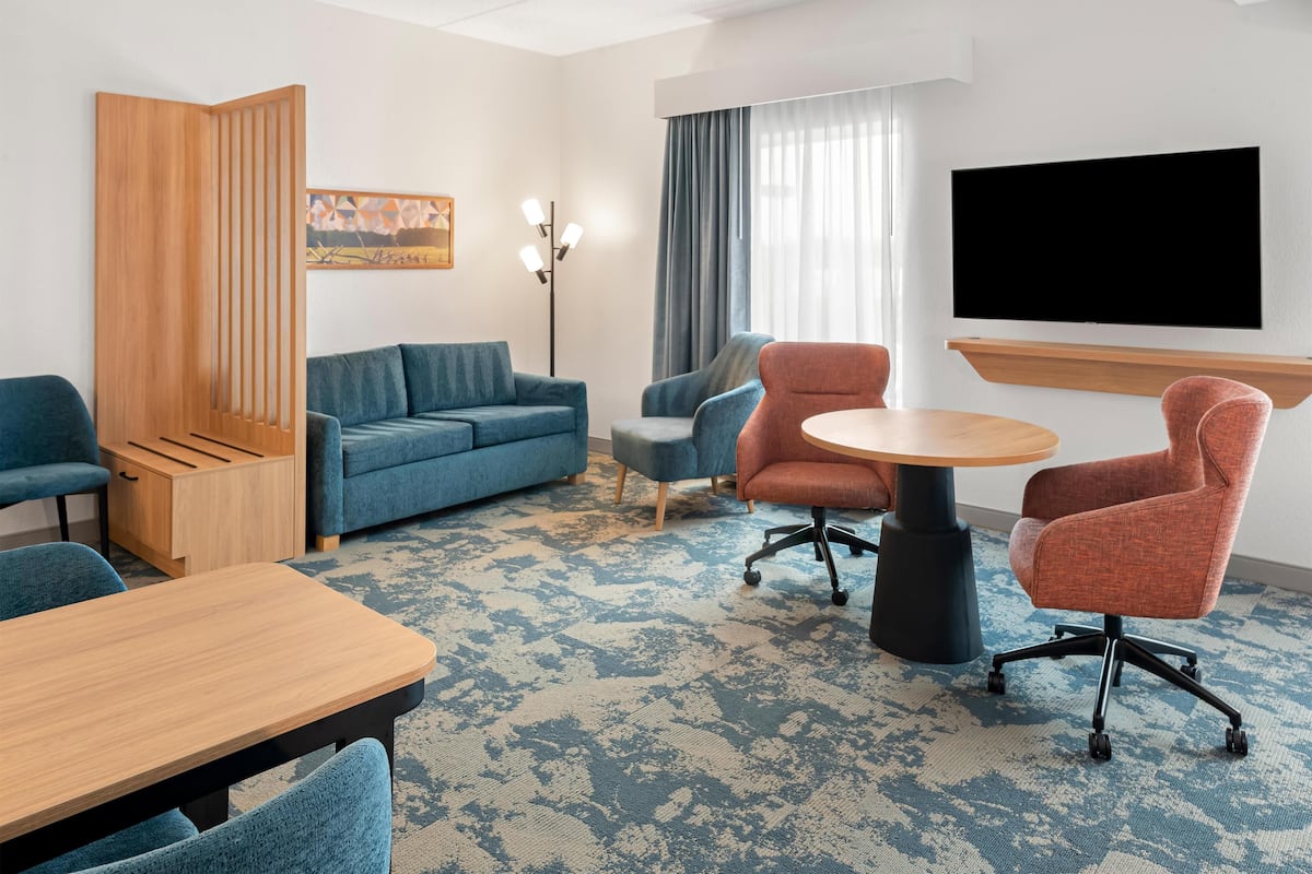 Studiosuite, ikke-røyk (2 Queen Beds with Sofa bed) | Oppholdsområde | En 32-tommers Flatskjerm-TV med kabel-kanaler samt TV
