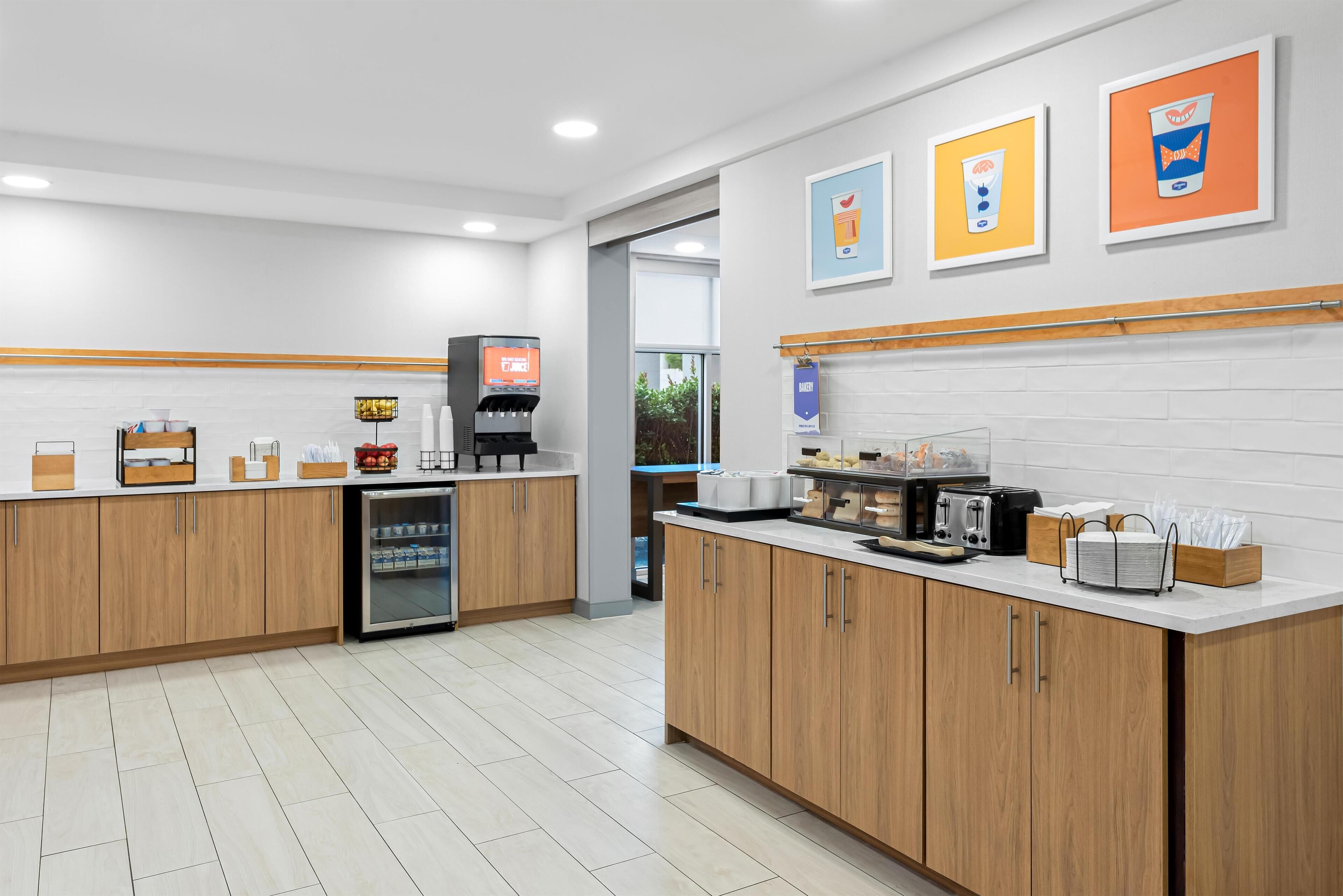 朝食 (ビュッフェ)、毎日提供 (無料)