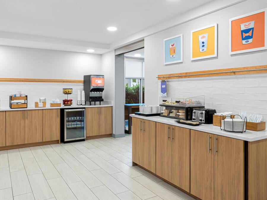 Una cocina moderna con armarios de madera, una máquina de café y un tostador.