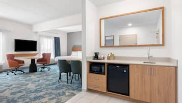 Suite estudio, no fumadores (2 Queen Beds with Sofa bed) | Minibar