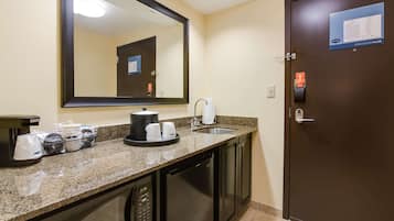 Studio Suite | Premium bedding, in-room safe, desk, blackout drapes