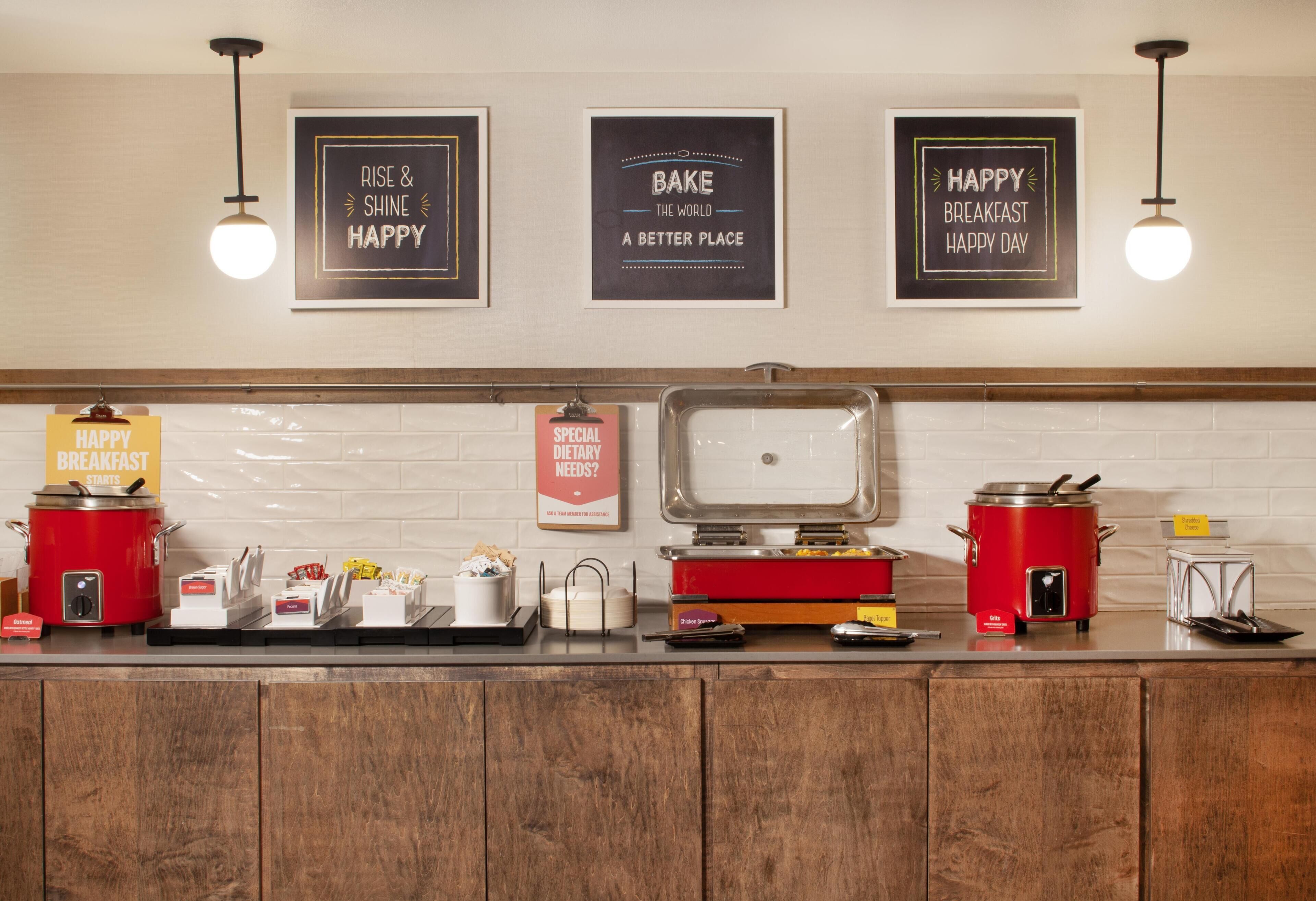 Una encimera de cocina con varios electrodomésticos y un cartel que dice 'Happy Breakfast Happy Day'.