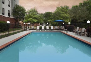 Una piscina al aire libre de temporada