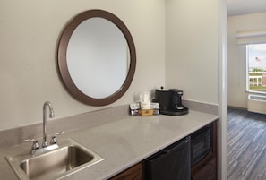 King Suite, Studio, 1 King Bed with Sofa bed | Minibar